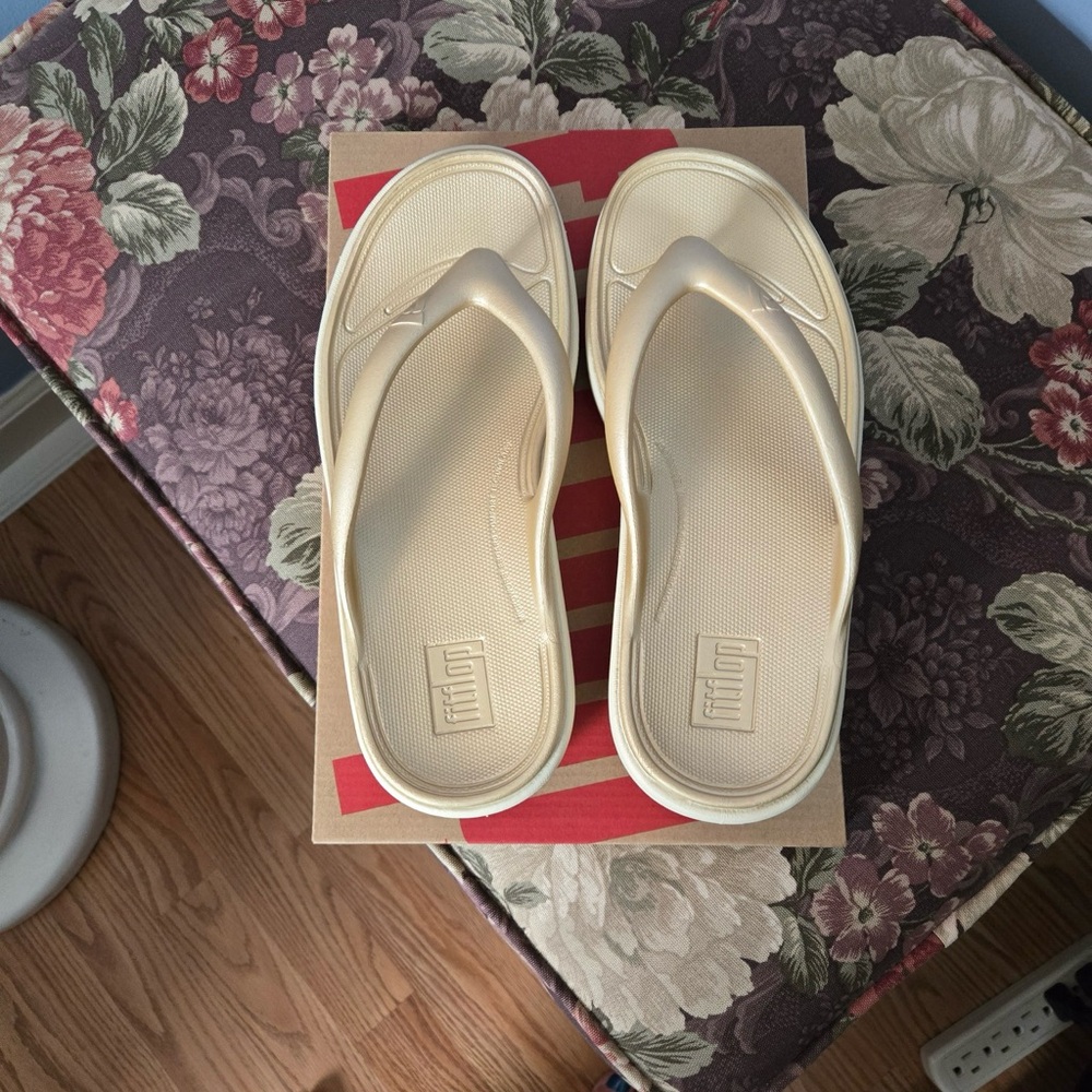 FitFlops gold. Never worn